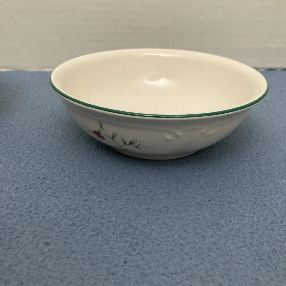 Pfaltzgraff Winterberry Set of 2 Bowls:‎ 8.5
